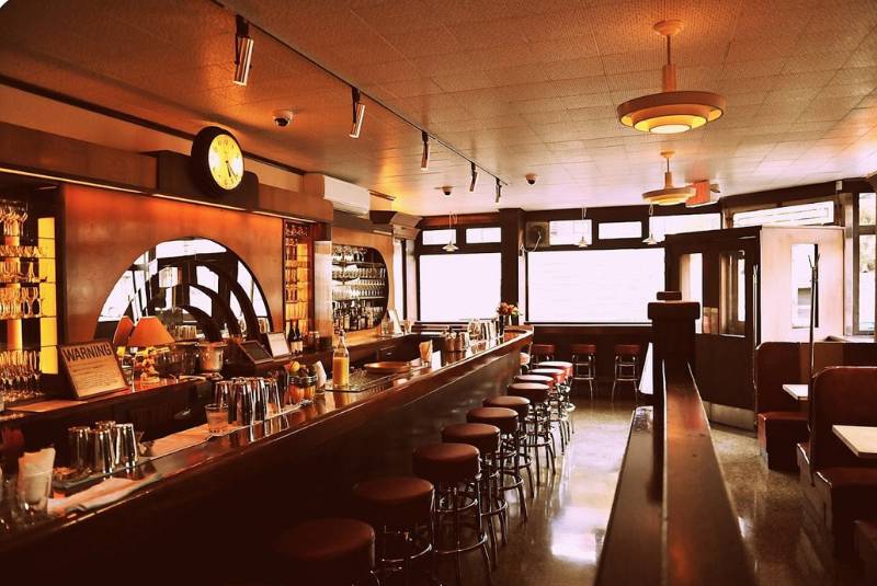 The Long Island Bar-interior-NA50BB25-51-100-LIP